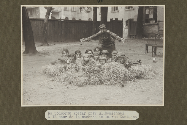 zakład art. fotograficzny Kazimierz Skórski, Na podwórzu koszar przy ul. Kamiennej, odbitka fotograficzna na papierze żelatynowo-srebrowym, 1919–1920