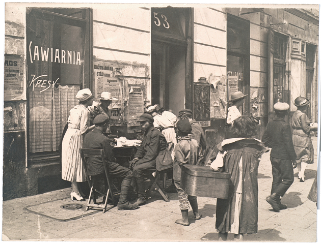 Warszawska Agencja Fotograficzna, Warszawa w sierpniu 1920 r. [Nowy Świat], odbitka fotograficzna na papierze żelatynowo-srebrowym
