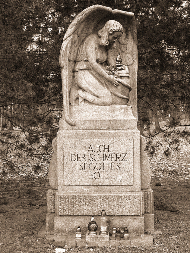 Anioł z urną w Parku Zachodnim we Wrocławiu — fot. Adrian Nikiel
