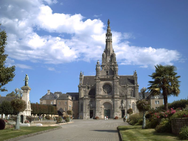 Bazylika pw. św. Anny — https://pl.wikipedia.org/wiki/Sainte-Anne-d%27Auray