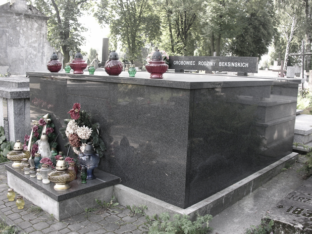 grobowiec rodziny Beksińskich — fot. Adrian Nikiel