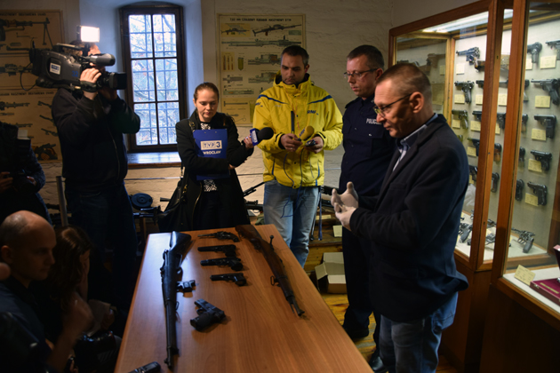 Przekazanie zabytkowej broni do zbiorów Muzeum Militariów (29 XI AD 2017) — fot. Adrian Nikiel