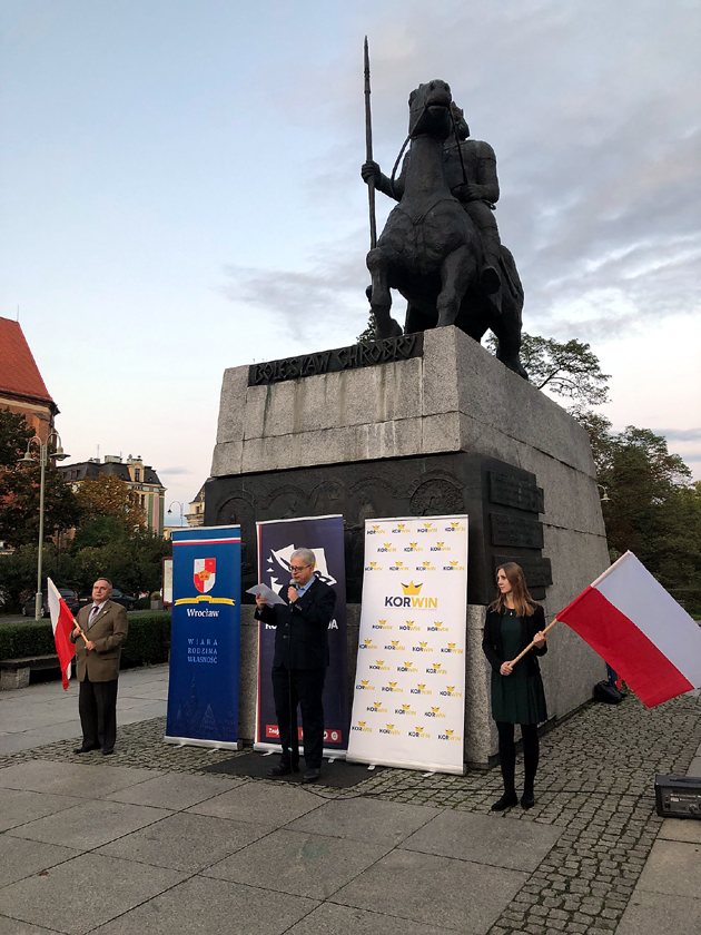Adrian Nikiel przemawia pod pomnikiem Bolesława Chrobrego (7 X AD 2020) — fot. Dominik Gużda