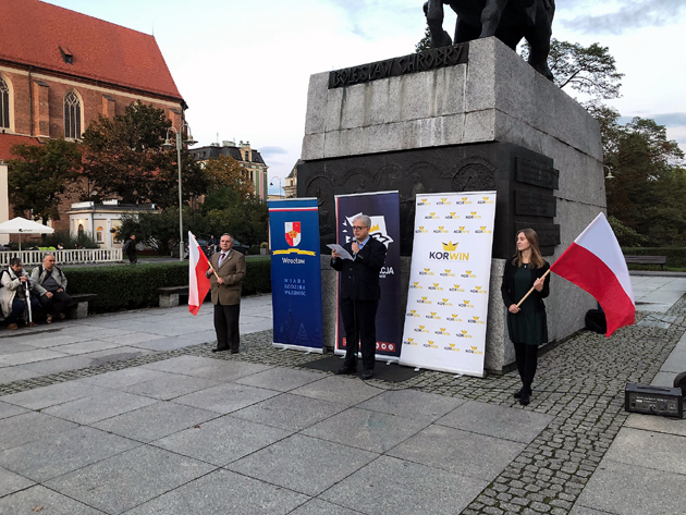 Adrian Nikiel przemawia pod pomnikiem Bolesława Chrobrego (7 X AD 2020) — fot. Dominik Gużda