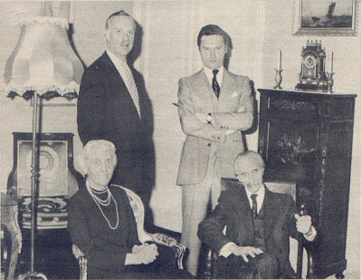 Hiszpańska Rodzina Królewska. Na fotografii (z 1977 r.): siedzą król Ksawery I i królowa Maria Magdalena, stoją książęta Edward Lobkowicz i Sykstus Henryk Burboński.