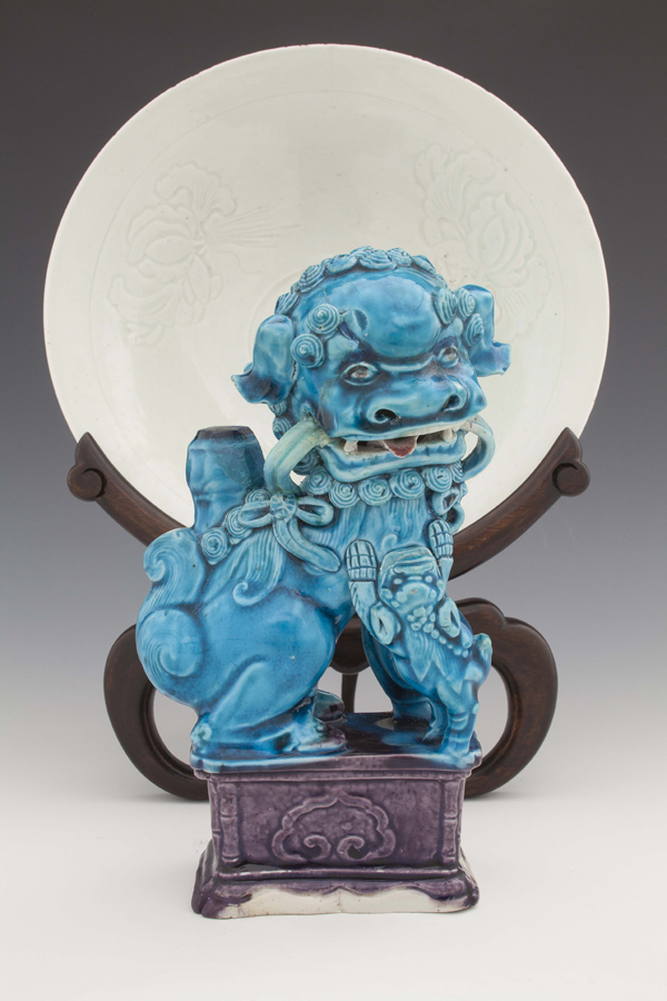 Figurka lwa fo, Chiny, okres Kangxi 1662-1722, dar Juliana Nowaka dla MNK, fot. Karol Kowalik