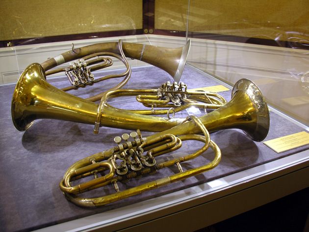 Dawne instrumenty muzyczne — Pałac Królewski we Wrocławiu — fot. Adrian Nikiel