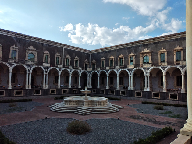 Monastero di San Nicolò l’Arena. Katania, dawny klasztor benedyktynów (obecnie część uniwersytetu), obiekt skonfiskowany na rzecz sabaudzkiego reżimu okupacyjnego w 1866 r. – fot. Łukasz Szymański