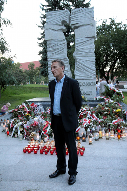 Zbigniew Jarząbek przed pomnikiem ofiar banderowców &mdash; fot. Kamil Churzępa