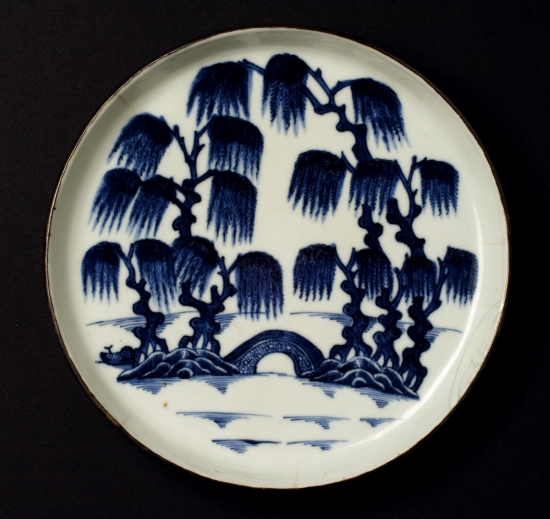 Talerz, porcelana, malatury kobaltem podszkliwnie, XIX w., Muzeum Narodowe we Wrocławiu
