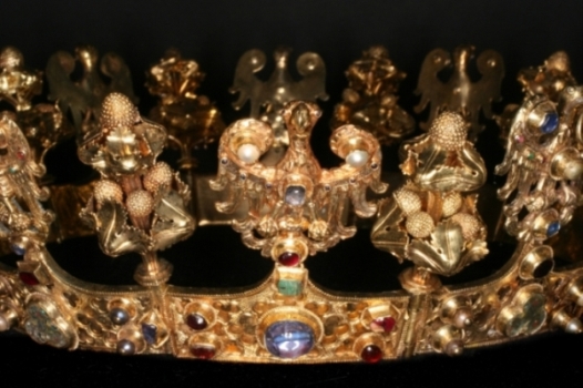 Korona kobieca z orłami, początek XIV w., Paryż (?), Włochy(?), złoto, kamienie szlachetne, perły, emalia — fot. Arkadiusz Podstawka
