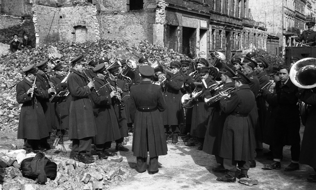 Orkiestra grająca na odgruzowywanej ulicy, 1947