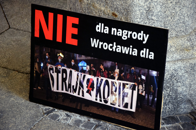 Wrocławscy aktywiści protestują przeciwko przyznaniu Nagrody Wrocławia Ogólnopolskiemu Strajkowi Kobiet (Wrocław, 20 V AD 2021) — fot. Adrian Nikiel