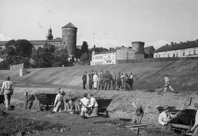 Otto Wächter i Oberarbeitsführer Heinrich Hinkel dokonujący przeglądu wałów budowanych przez Baudienst, wrzesień 1940, fot. Paul Brandner, Narodowe Archiwum Cyfrowe