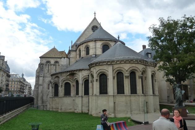 Widok na apsydę kościoła nieopodal wejścia do klasztoru i dzisiejszego muzeum