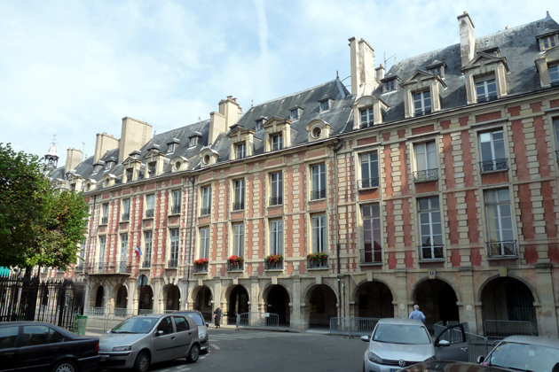 Fasady budynków wzdłuż jednego z czterech równych boków placu des Vosges