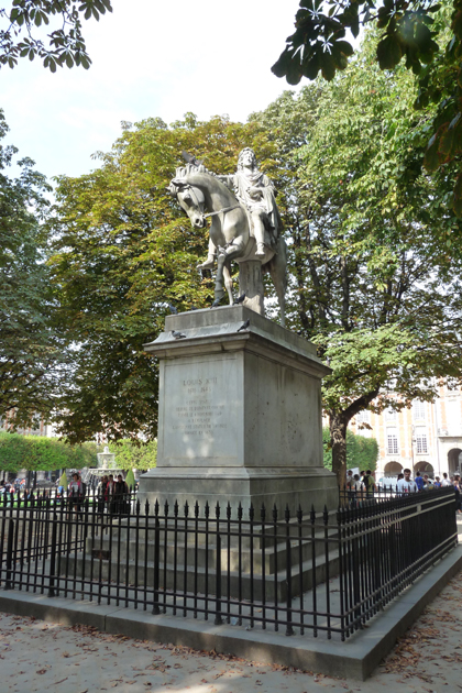 Statua króla Ludwika XIII postawiona w 1829 roku na miejscu dawnej siedemnastowiecznej figury z brązu, zlikwidowanej przez rewolucjonistów