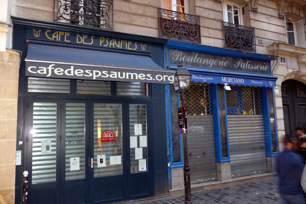 Przy rue des Rosiers wszędzie gwiazdy Dawida, jest nawet „Kafejka Psalmowa”