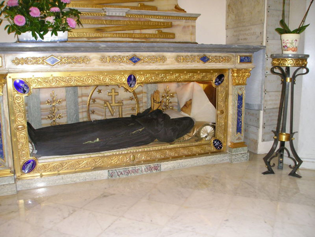Ciało św. Katarzyny Labouré w relikwiarzu pod bocznym ołtarzem