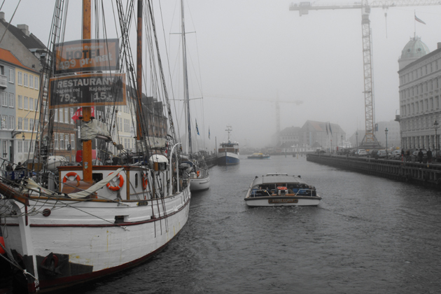 Dyskretny urok Nyhavn w porannej mgle