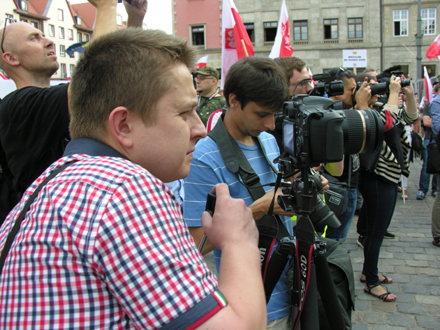 Dziennikarze na wrocławskim Rynku — fot. Adrian Nikiel