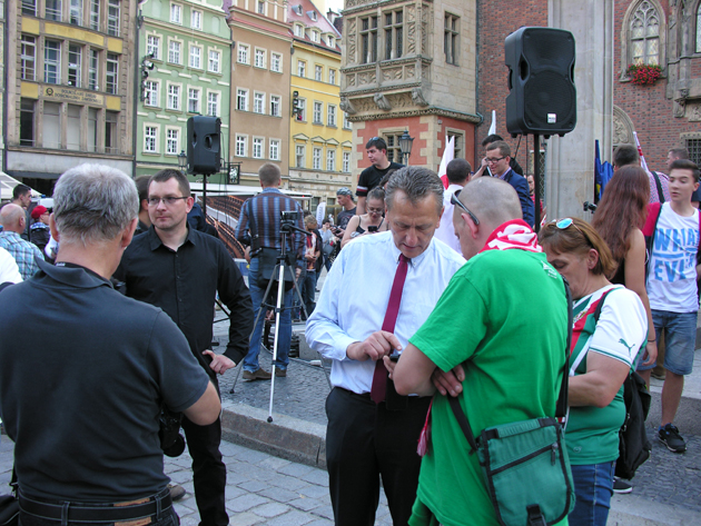 Zbigniew Jarząbek (KNP/OMP) rozmawia z wyborcami — fot. Adrian Nikiel