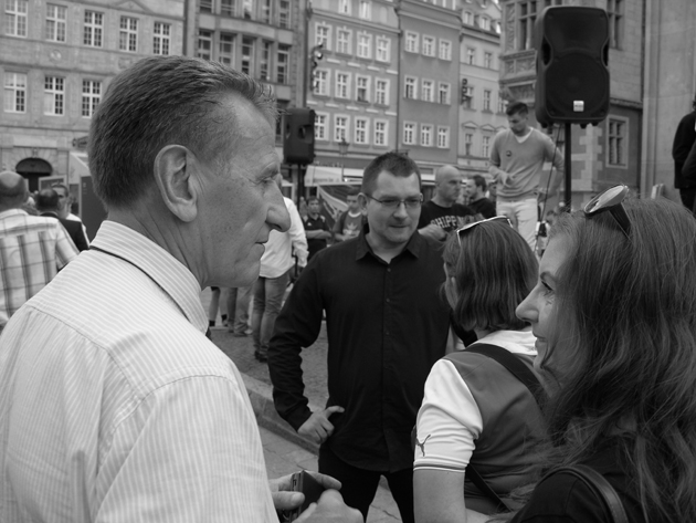 Zbigniew Jarząbek (KNP/OMP) rozmawia z wyborcami — fot. Adrian Nikiel