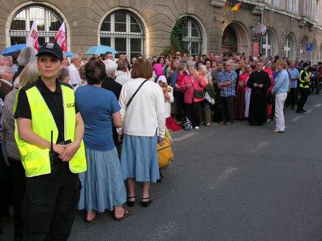 protest modlitewny przed Teatrem Polskim we Wrocławiu — fot. Adrian Nikiel