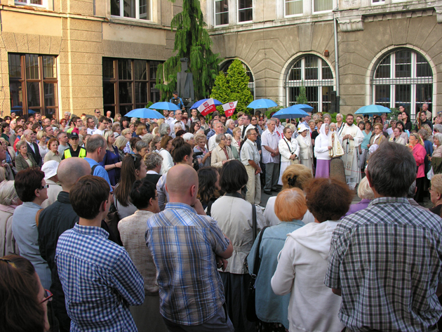 protest modlitewny przed Teatrem Polskim we Wrocławiu — fot. Adrian Nikiel