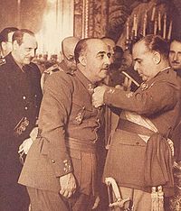 Gen. Varela dekoruje gen. Franco Wielkim Krzyżem Orderu Św. Ferdynanda