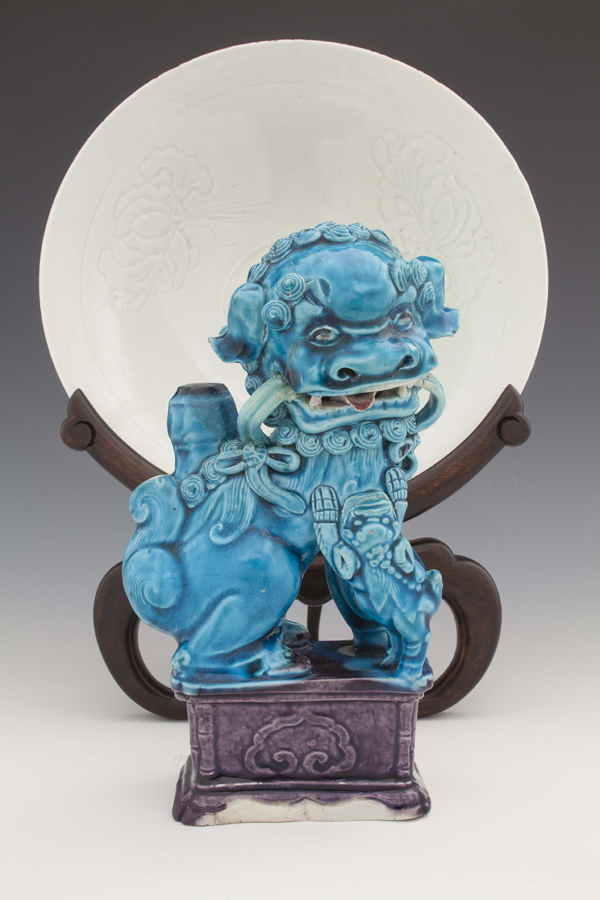 Figurka lwa fo, Chiny, okres Kangxi 1662-1722, dar Juliana Nowaka dla MNK, fot. Karol Kowalik Figurka lwa fo, Chiny, okres Kangxi 1662-1722, dar Juliana Nowaka dla MNK, fot. Karol Kowalik