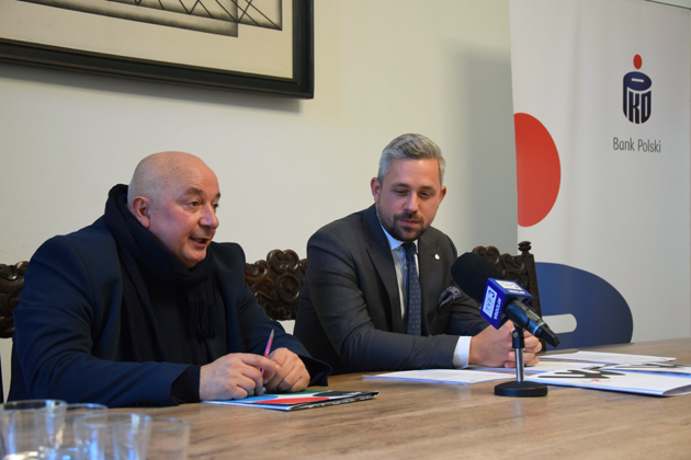 PKO Bank Polski mecenasem Muzeum Narodowego we Wrocławiu. Podpisanie umowy o współpracy: dr hab. Piotr Oszczanowski i Robert Lubański (Wrocław, 17 X AD 2022) – fot. Adrian Nikiel PKO Bank Polski mecenasem Muzeum Narodowego we Wrocławiu. Podpisanie umowy o współpracy: dr hab. Piotr Oszczanowski i Robert Lubański (Wrocław, 17 X AD 2022) – fot. Adrian Nikiel